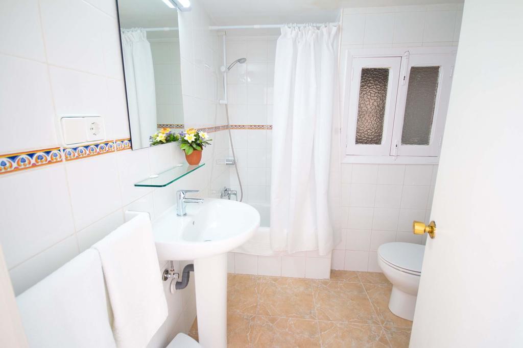 Hostal Los Pinos Es Cana Eksteriør billede