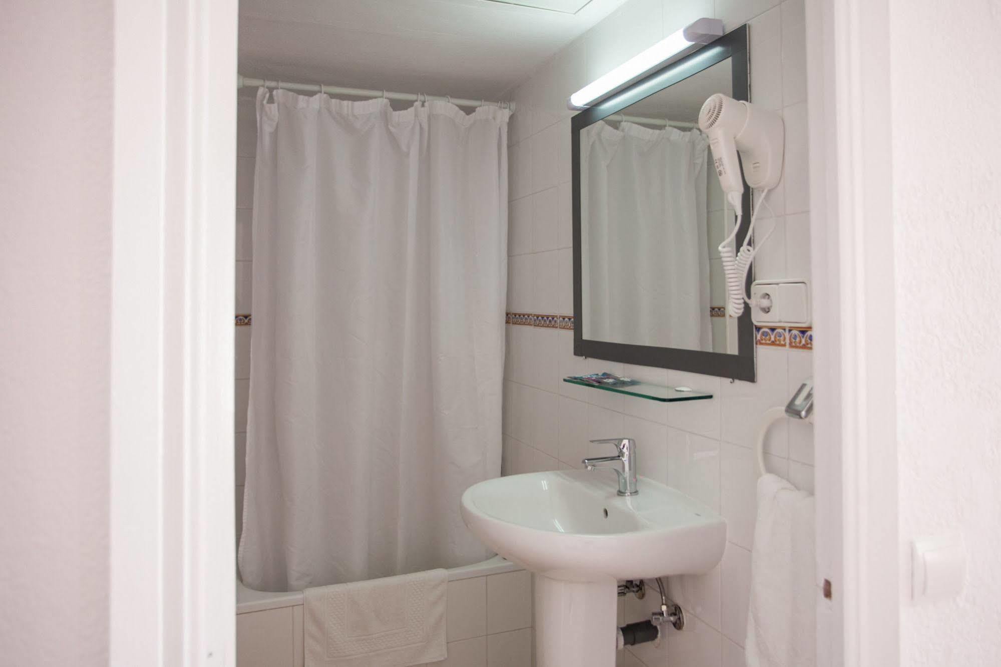 Hostal Los Pinos Es Cana Eksteriør billede